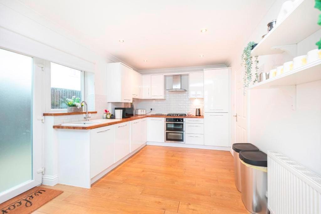 Bournecoast - Clifftop Apartment With Garden -Fm827 Bournemouth Exterior photo